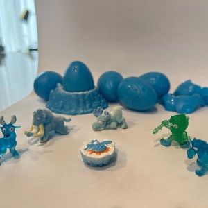 Zuru Smashers ice age character and eggs.